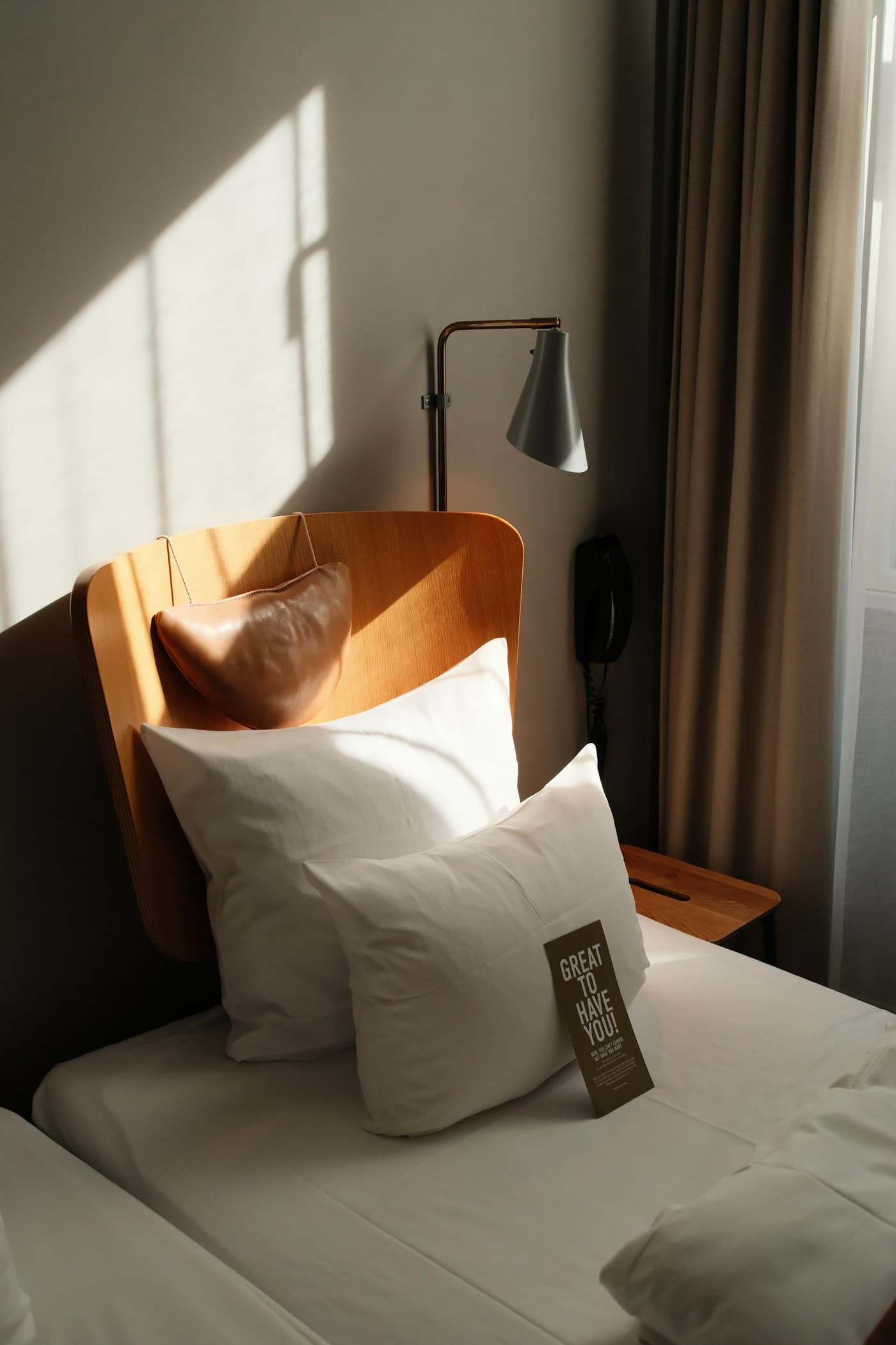 Habitación luminosa con cama doble. Imagen ilustrativa, no corresponde a Hostal Guadalupe.