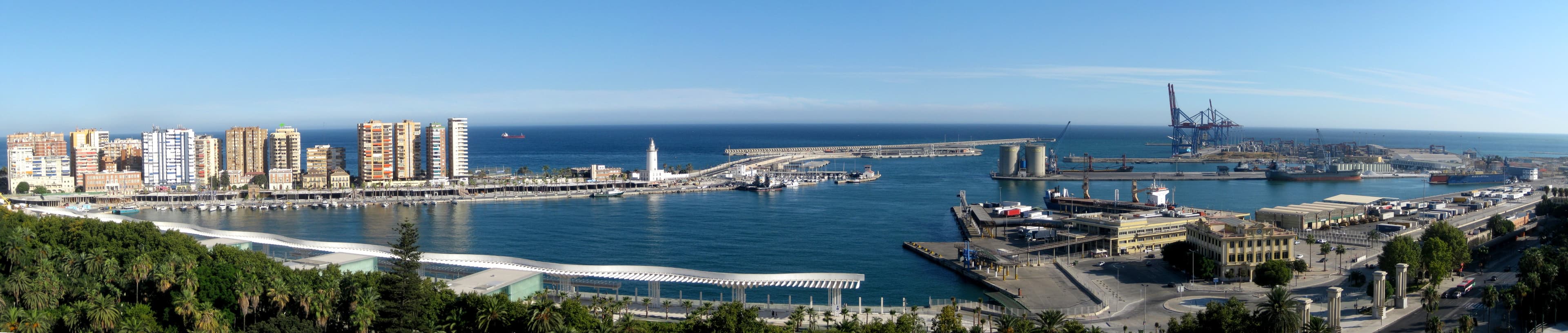 Vista del puerto de Málaga y el Mediterráneo